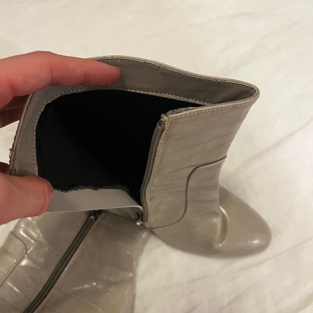 Grey Crocodile-Embossed heeled Ankle Boots size 9! Like new - Picture 4 of 8